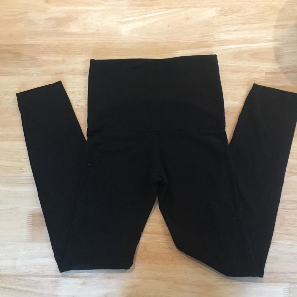 HUE High Rise Black Capri Leggings